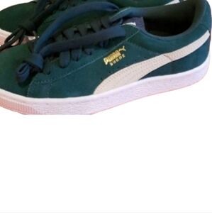 Kids pumas sneakers